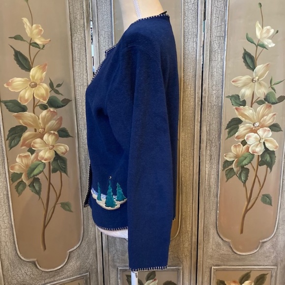 C & B woman’s fleece winter scene with lighthouse top - Picture 4 of 6